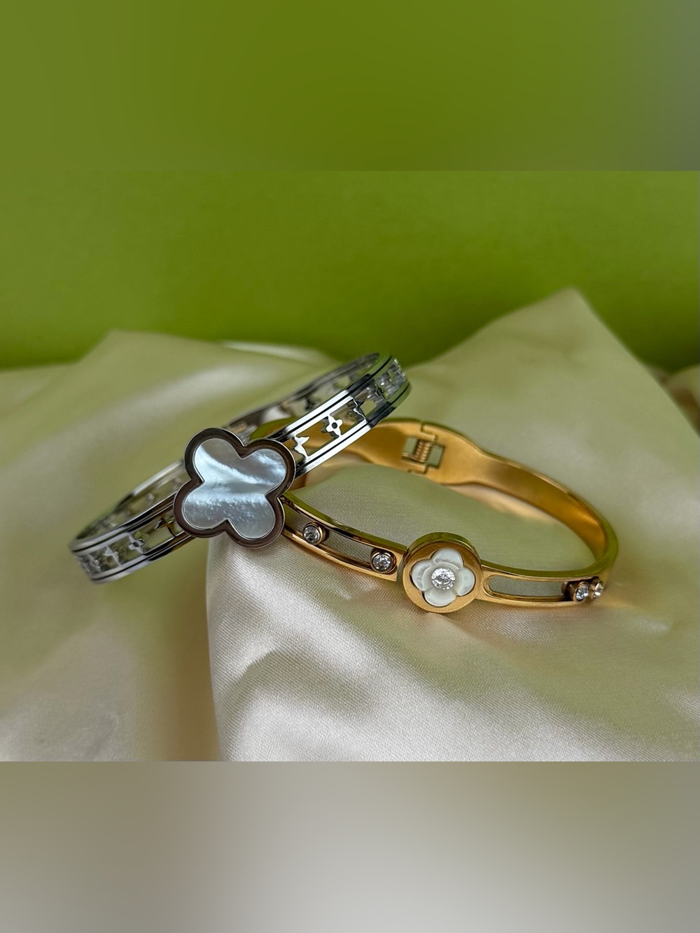 Set of 2 Clover Bangle Bracelets Openwork Two Tone Gold Silver Pearl